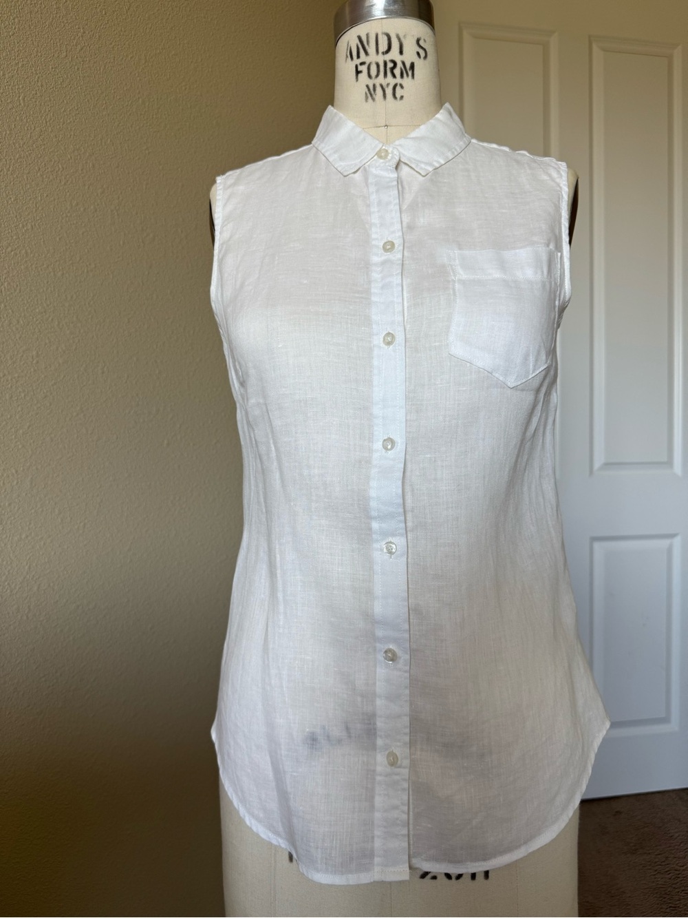 JACHS Girlfriend White Linen Button-Front Sleeveless Shirt